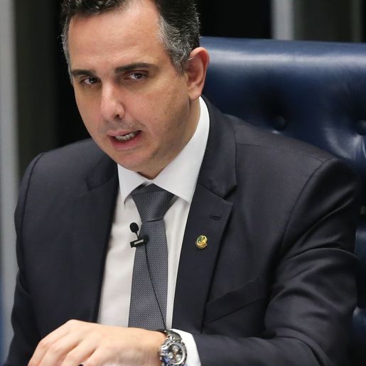 Presidente do Senado diz que Petrobras tem que dividir lucro com a população