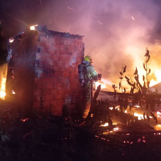 Casa de madeira é destruída por incêndio no interior de São José do Cedro
