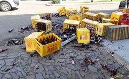 Cinto se desprende e garrafas de cerveja caem de caminhão em Mondaí