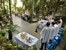 Fiéis participam de missa na Gruta Nossa Senhora de Lourdes em São Miguel do Oeste