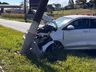 Veículo colide em poste e interdita avenida Willy Barth em SMOeste