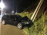 Condutor perde controle e colide carro em poste em São Miguel do Oeste
