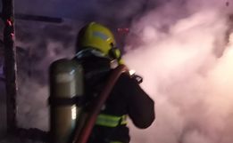 Bombeiros combatem incêndio em galpão no interior de Tunápolis