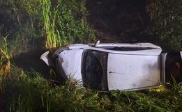 Saída de pista seguida de capotamento em ribanceira é registrada em SJCedro