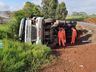 Carreta carregada de leite tomba à margem da pista de desvio na BR 163, em São José do Cedro