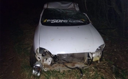 Carro com cinco ocupantes capota na SC-305 em São Lourenço do Oeste
