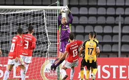 Com falhas grotescas, Inter leva virada e perde para o Táchira na Libertadores