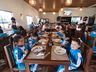 Após sucesso de rifa, alunos de escola celebram Dia das Crianças em pizzaria