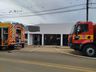 Bombeiros controlam incêndio em loja no centro de Tigrinhos