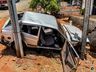 Motorista sai da pista e colide carro em poste em SMO; assista ao vídeo