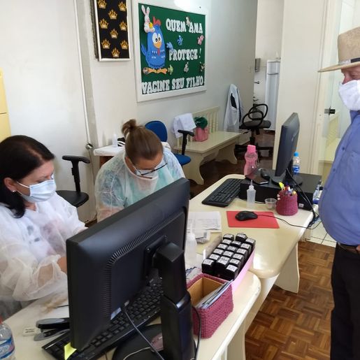 Saúde realiza imunização do COVID-19 para idosos com 79 anos