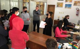 Alunos dos sétimos anos visitam Rádio Atalaia em Campo Erê