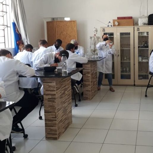 Seis em cada 10 escolas públicas de SC não têm laboratório de ciências no fundamental II