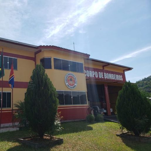 Bebê fica inconsciente após se engasgar e é salva por bombeiro 