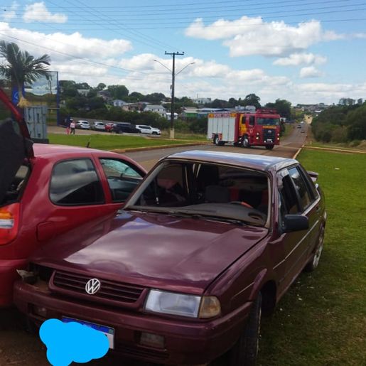 Duas mulheres ficam feridas em acidente entre dois carros na BR-163