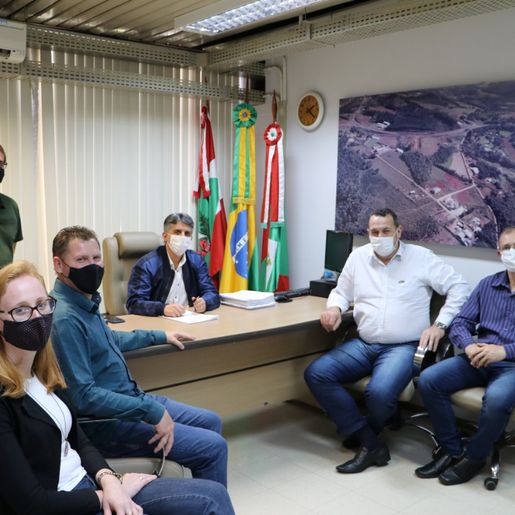 Comitiva de São João do Oeste visita setor produtivo de Concórdia