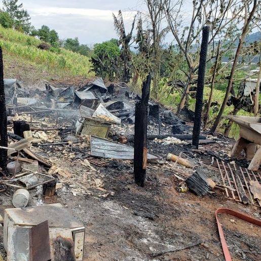 Vídeo: Idoso de Riqueza perde residência, móveis e animais de estimação em incêndio