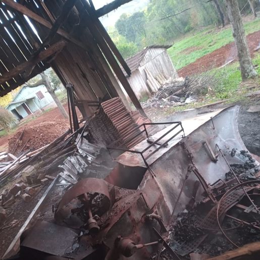 Incêndio atinge galpão no interior de Iporã do Oeste