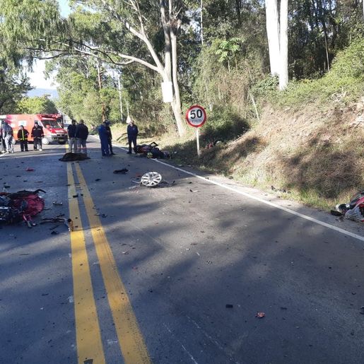 Acidente entre carro e quatro motos deixa duas pessoas mortas em Santa Catarina