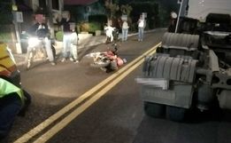 Motociclista fica ferido ao colidir em veículo estacionado em Itapiranga