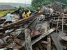 VÍDEO: Galpão desaba e trabalhador fica ferido no interior de Itapiranga