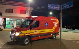 Colisão entre carro e moto deixa mulher ferida
