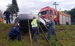 ITAPIRANGA: Condutor erra manobra em estacionamento e mobiliza bombeiros