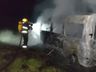 Micro-ônibus pega fogo após capotar em ribanceira de 70 metros em Tunápolis 