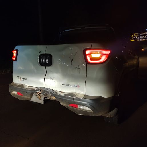 Colisão traseira entre camionete e moto deixa duas pessoas feridas na BR-163