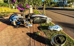 Colisão entre carro e moto deixa uma pessoa ferida na Waldemar Ramgrab