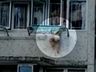 Vídeo mostra criança pendurada para fora de janela de apartamento na China