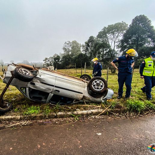 VÍDEO: eixo se desprende de carro e provoca capotamento em SMO