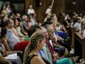 Fiéis lotam Igreja Matriz em celebração de véspera de Natal