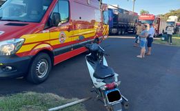 Mulher sofre ferimentos em acidente entre carro e moto em Itapiranga