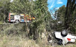 Capotamento e colisão em árvores mata jovem na BR-282 em Maravilha