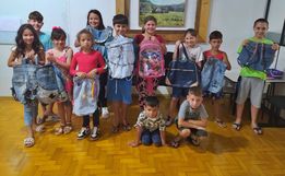 Voluntárias de Mondaí fabricam mochilas para crianças carentes