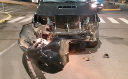 Entregador fica ferido em colisão entre caminhonete e moto no centro de Itapiranga