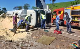 Homem fica ferido em tombamento de caminhão na SC-386