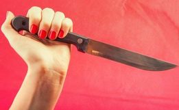 Após sonhar que era traída, mulher acorda e esfaqueia marido