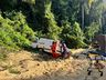 Carreta tomba sobre carros e deixa uma pessoa morta no Oeste