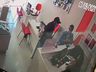 VÍDEO: Homem furta celular em revenda enquanto funcionária atendia cliente