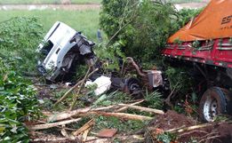 Motorista sai da pista na BR-163 após perder o controle da direção de carreta 