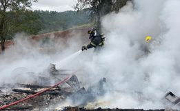 Galpão é destruído por incêndio no interior de Descanso 