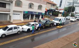 Quatro veículos se envolvem em engavetamento no centro de Iporã do Oeste