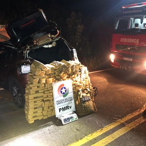 Ação termina com quatro presos, recuperação de dois carros e apreensão de 600 kg de maconha 