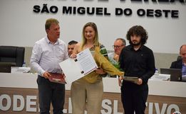 Câmara de vereadores aprova moção de aplauso a professora pela conquista de prêmio 
