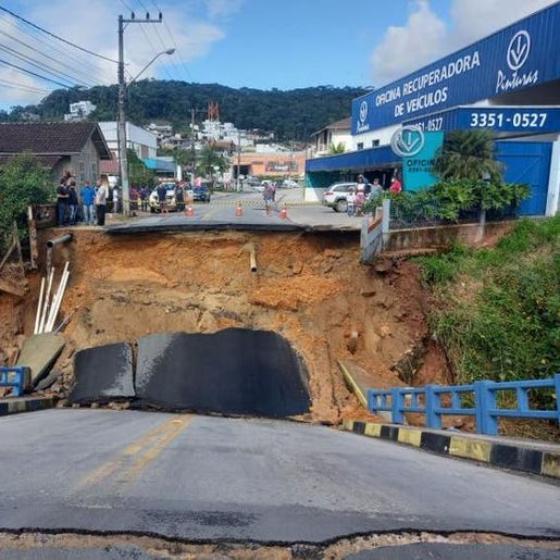 VÍDEO: Ponte desaba em Brusque e caminhão quase cai em rio 