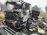 Carreta sai da pista, tomba e pega fogo em Romelândia
