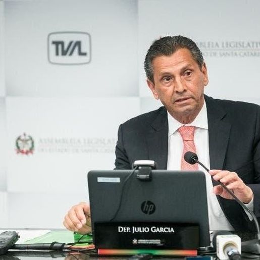 Júlio Garcia tem prisão revogada na Alesc; Justiça emite novo mandado