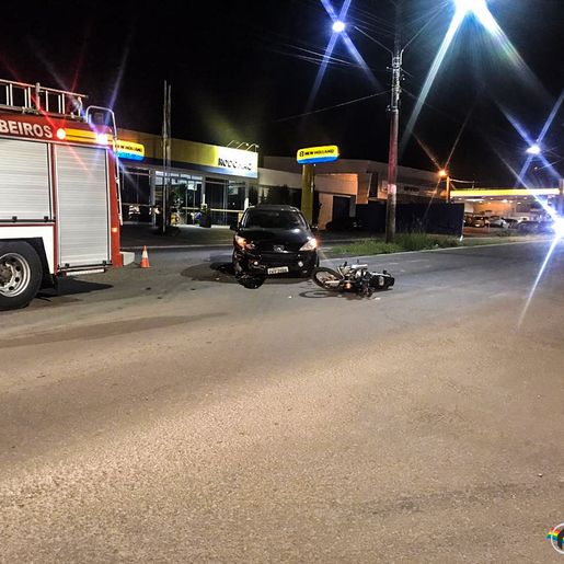 Colisão entre carro e moto deixa homem ferido na Willy Barth
